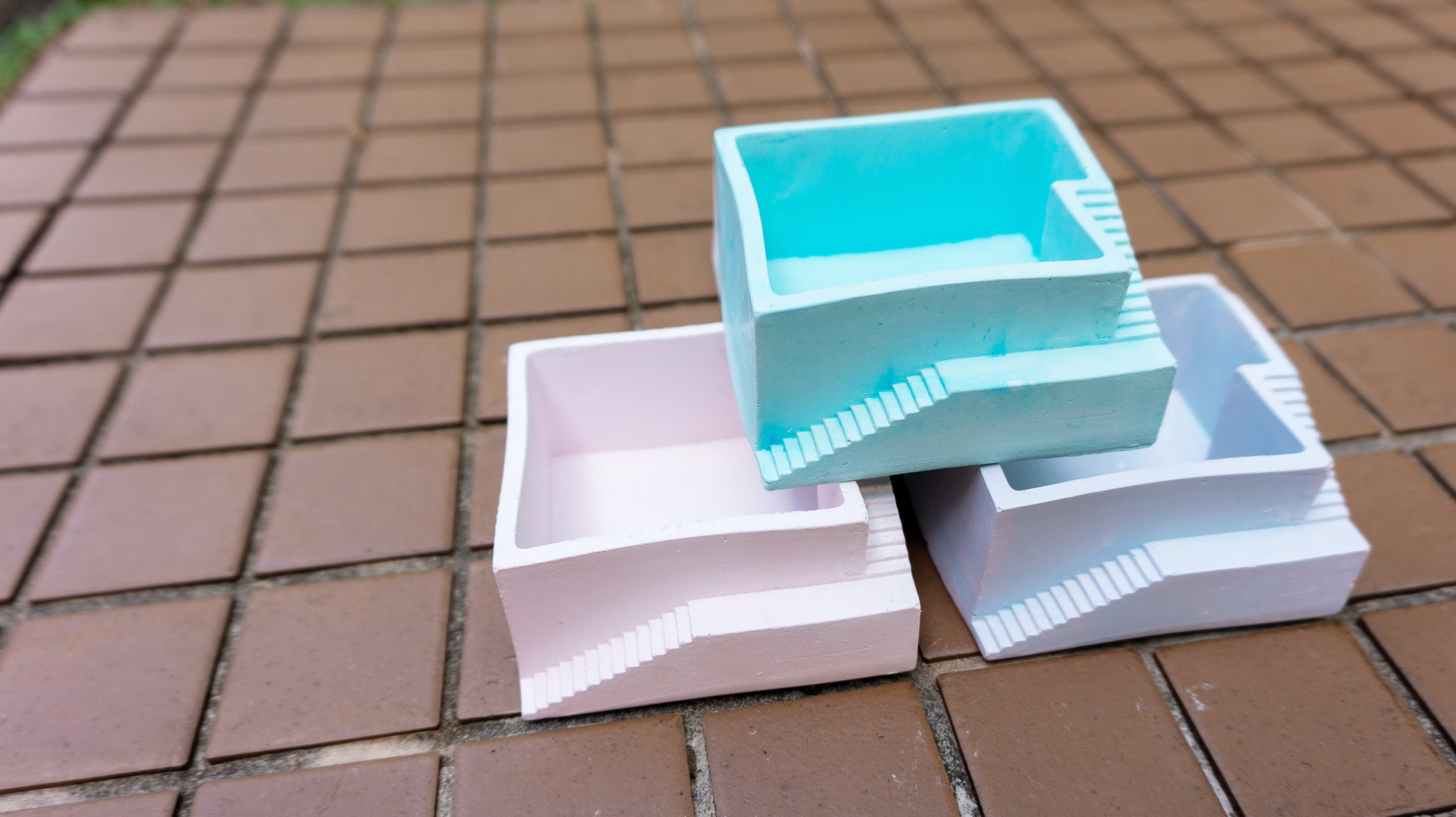 A display of a work made from lightweight concrete material(a small storage box designed as a staircase.)